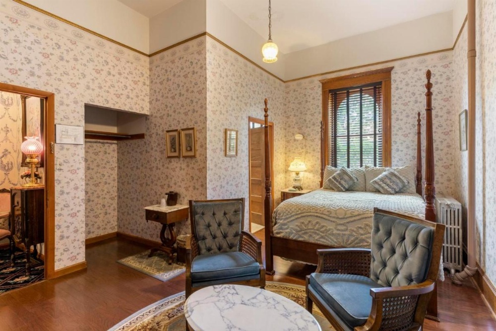 Intensive Care, 1 Queen Bed (Second Floor - No Elevator)